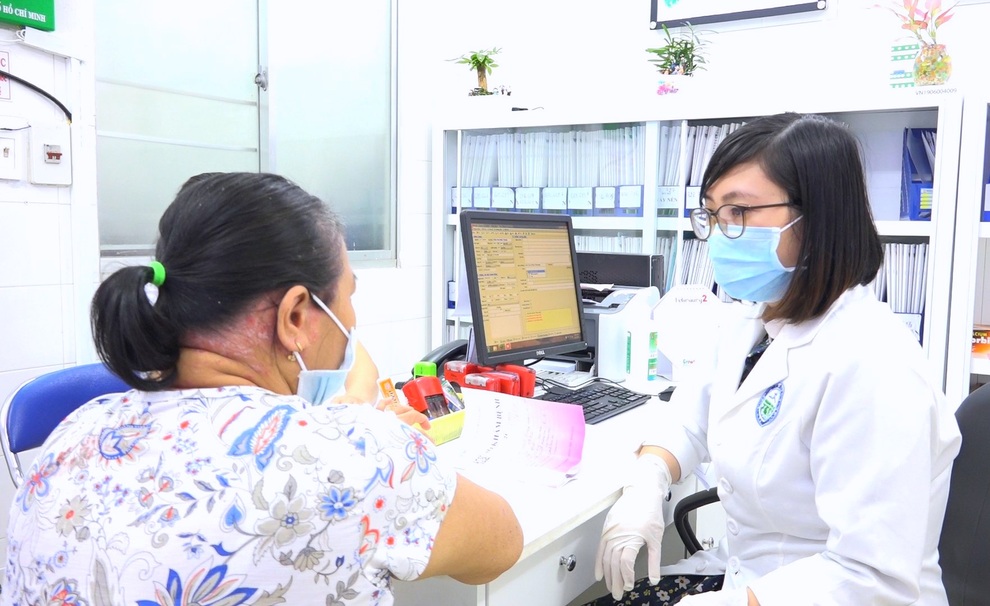 Stress vì mất việc mùa dịch, nhiều người TPHCM bỗng mọc vảy khắp cơ thể - 3 Stress vì mất việc mùa dịch, nhiều người TPHCM bỗng mọc vảy khắp cơ thể - 3