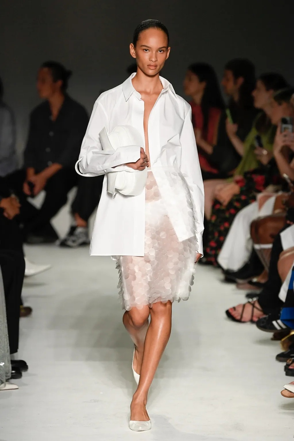 Bí kíp giúp phụ nữ mặc đẹp và quyến rũ với váy xuyên thấu - 3 Bí kíp giúp phụ nữ mặc đẹp và quyến rũ với váy xuyên thấu - 3