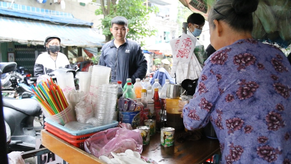 Cụ bà U70 bán ca cao bánh mì nuôi chồng và 3 con trưởng thành - 10 Cụ bà U70 bán ca cao bánh mì nuôi chồng và 3 con trưởng thành - 10