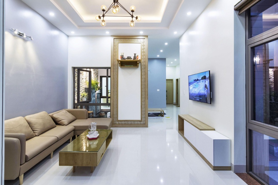 Vợ chồng làm nhà 850 triệu đồng đẹp như resort với giếng trời, bể cá Koi - 6