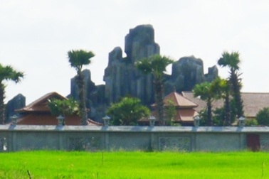 Vụ “biệt phủ” giữa đồng: Khiển trách Trưởng Phòng TN-MT