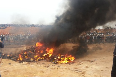 Hàng ngàn công nhân tấn công, đốt nhà bảo vệ, 4 người bị thương