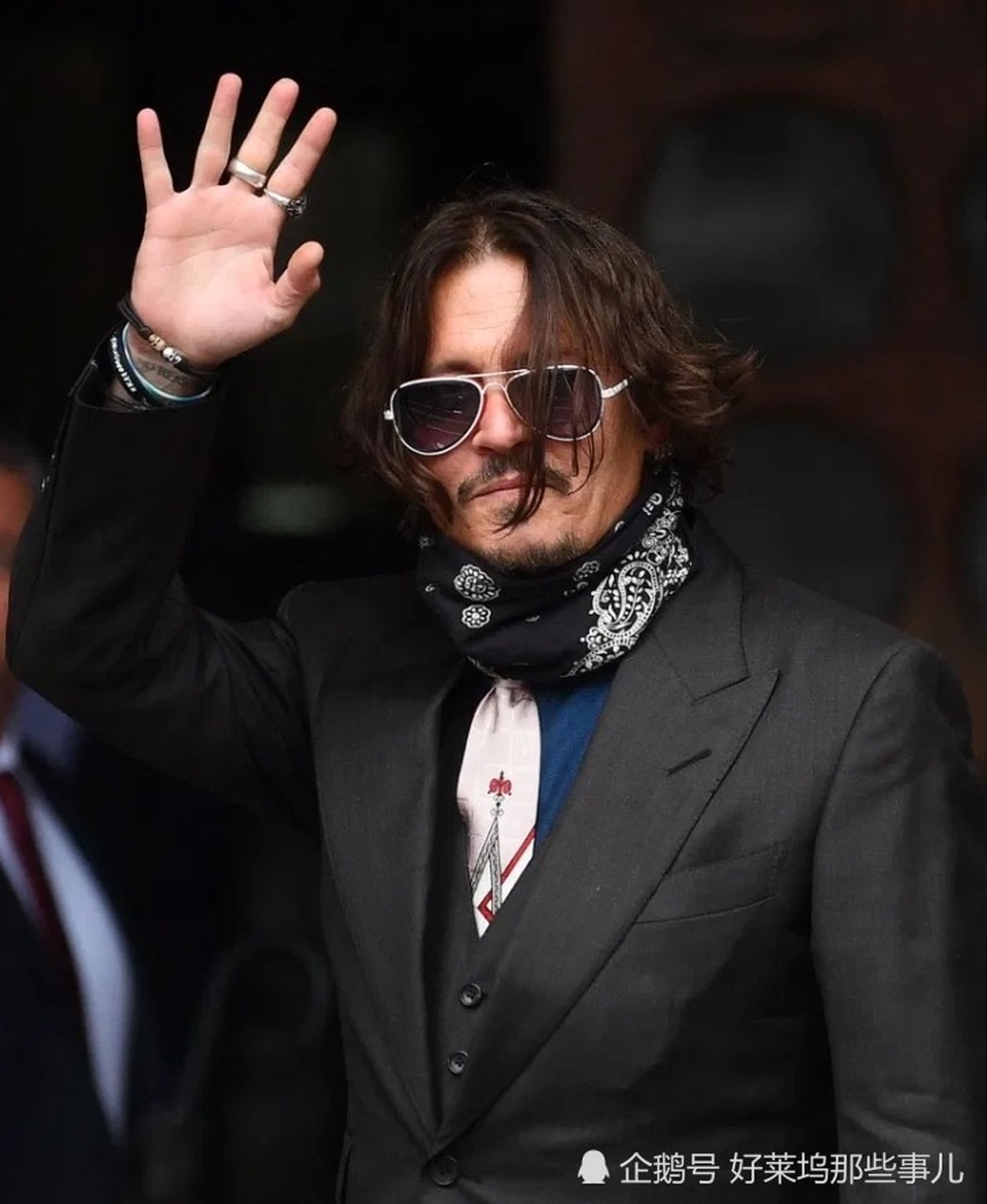 Johnny Depp và vợ cũ Amber Heard lại đối mặt tại toà - 3 Johnny Depp và vợ cũ Amber Heard lại đối mặt tại toà - 3