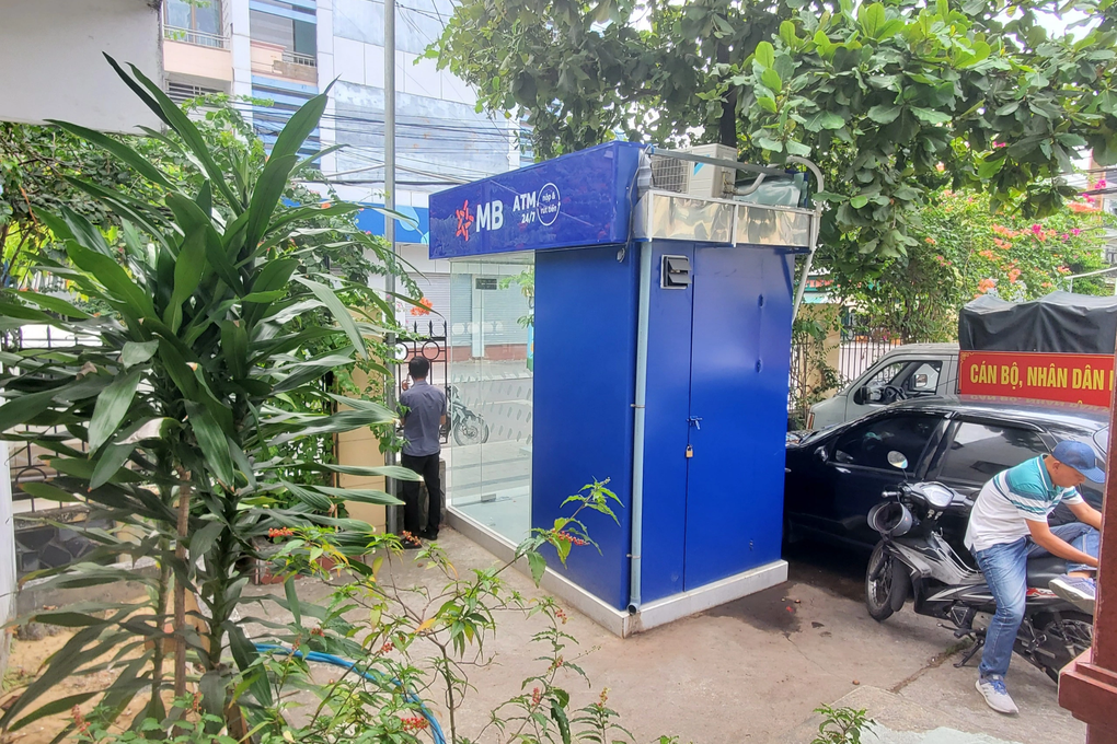 Tự ý cho ngân hàng thuê đất, đặt cây ATM trong trụ sở UBND phường - 1 Tự ý cho ngân hàng thuê đất, đặt cây ATM trong trụ sở UBND phường - 1
