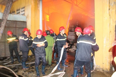 Cháy lớn suốt 5 giờ trong khu chế xuất Tân Thuận