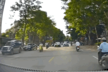 Tài xế quyết thi gan với xe chạy lấn làn ngược chiều