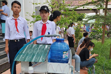 Hai học sinh lớp 8 biến nước mưa thành... nguồn điện năng