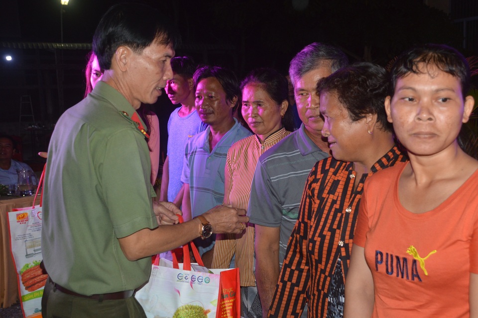 Sóc Trăng: Mang xuân đến với đồng bào vùng sâu - 1 Sóc Trăng: Mang xuân đến với đồng bào vùng sâu - 1