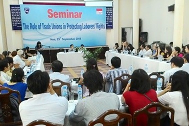 Nhiều công nhân không dám... đi vệ sinh trong giờ làm việc