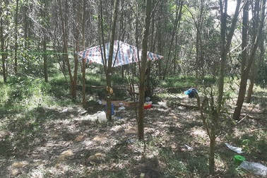 Hé lộ nguyên nhân cái chết cháu bé 5 tuổi trong rừng