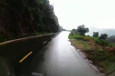 Ô tô lấn làn vượt ẩu ở góc cua trên đường đèo trơn trượt suýt gây tai nạn