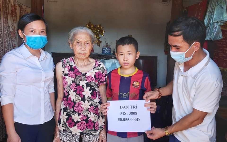 Bạn đọc Dân trí ủng hộ cụ bà 88 tuổi nuôi con tâm thần và 2 cháu nhỏ - 2 Bạn đọc Dân trí ủng hộ cụ bà 88 tuổi nuôi con tâm thần và 2 cháu nhỏ - 2