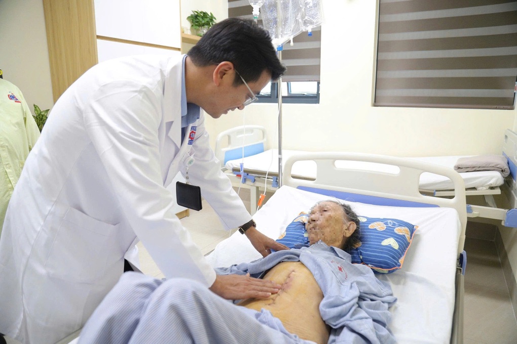 Đau âm ỉ vùng thượng vị, cụ bà 96 tuổi phát hiện ung thư dạ dày - 2 Đau âm ỉ vùng thượng vị, cụ bà 96 tuổi phát hiện ung thư dạ dày - 2