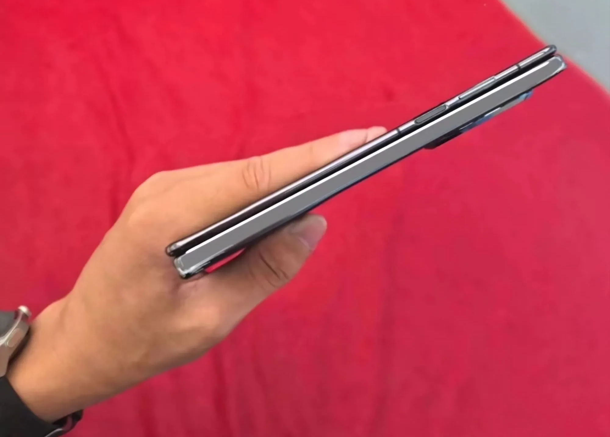 Huawei merilis video yang mengungkap smartphone lipat tiga, diluncurkan bersamaan dengan iPhone 16 - 2 Huawei tung video hé lộ smartphone gập ba, ra cùng thời điểm với iPhone 16 - 2