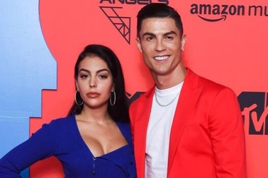 Cristiano Ronaldo và bạn gái đính hôn sau 9 năm hẹn hò
