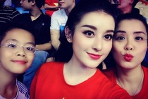 Ngắm nhan sắc 3 mỹ nhân "cháy hết mình" cổ vũ đội tuyển Việt Nam