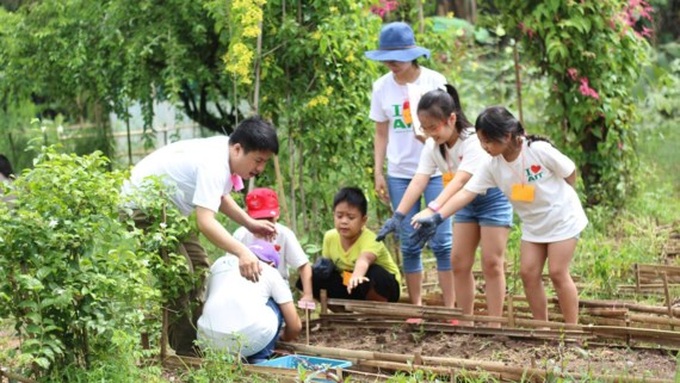 Có lẽ chúng ta phải bắt đầu dạy lại con trẻ và dạy cả những người lớn rằng, “Chúng ta cũng chính là Đất Mẹ và Đất Mẹ luôn luôn có mặt trong chúng ta”, khơi gợi tình yêu thương với Đất Mẹ như chính với mẹ đẻ của mình.