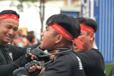 Hình ảnh ấn tượng lực lượng cảnh sát trình diễn khí công, võ thuật trên phố