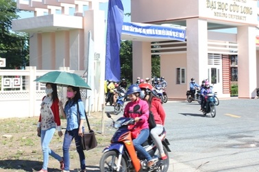 Cấm mặc quần jeans đến trường: Sinh viên vẫn “phớt lờ” quy định