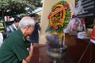 Hàng trăm cựu binh tưởng niệm liệt sĩ hy sinh ở đảo Cồn Cỏ