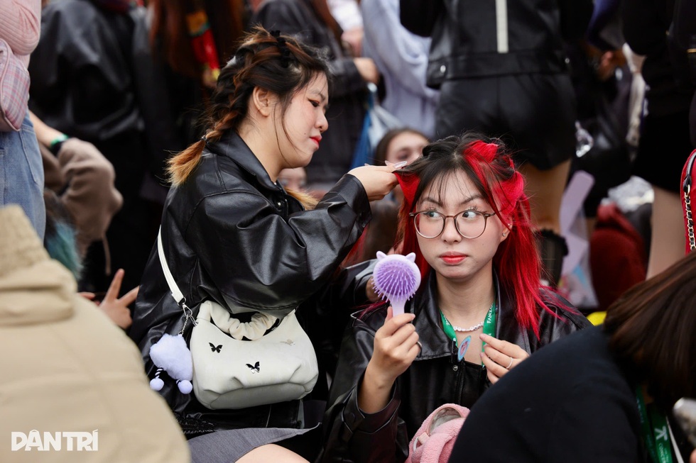 Hà Nội: Fan thức xuyên đêm, ngất xỉu vì kiệt sức chờ xem Anh trai say hi - 7