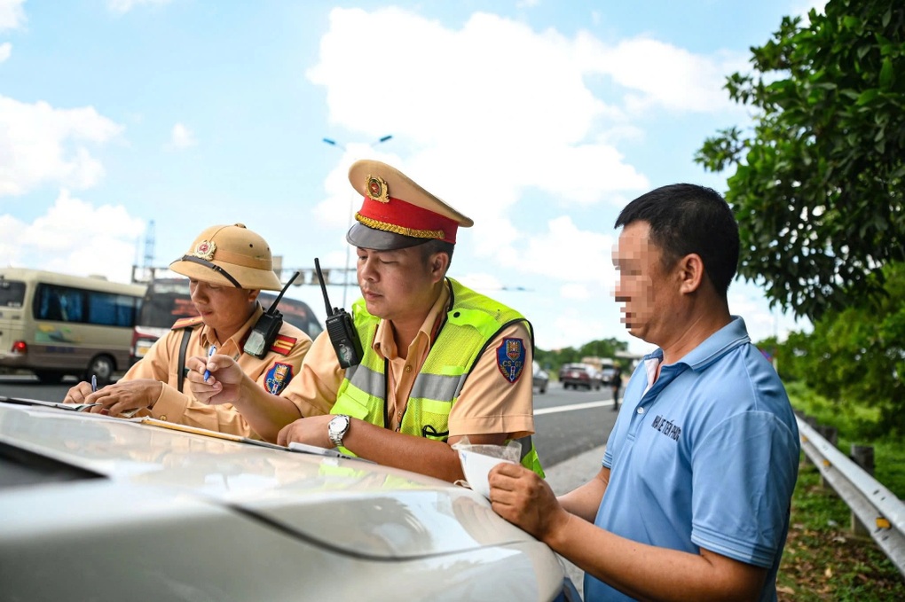 CSGT ghi hình trên cao tốc, xử phạt hàng trăm tài xế vi phạm - 1 CSGT ghi hình trên cao tốc, xử phạt hàng trăm tài xế vi phạm - 1