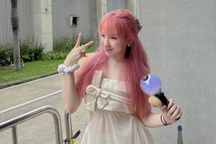 Ngoài mua vé hàng chục triệu đồng, fan Kpop còn làm gì để "đu" thần tượng?