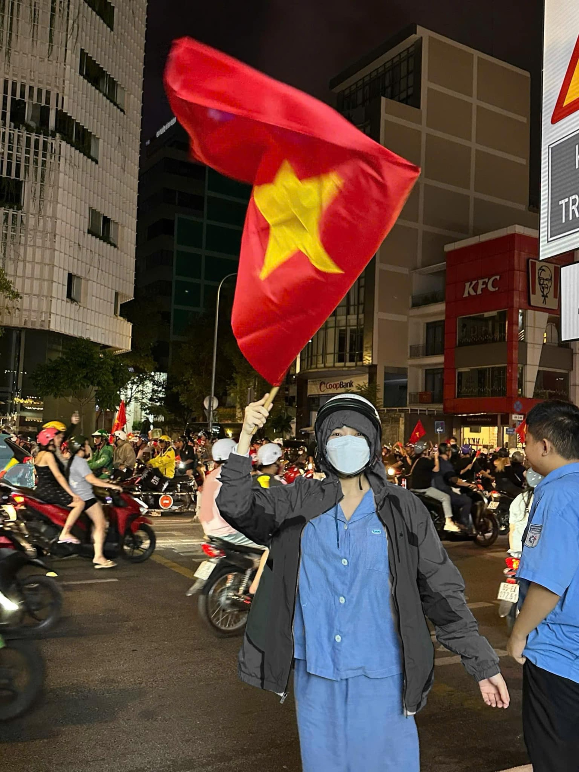 Hà Anh Tuấn, Thùy Tiên đi bão mừng đội tuyển Việt Nam vô địch AFF Cup - 9 Hà Anh Tuấn, Thùy Tiên đi bão mừng đội tuyển Việt Nam vô địch AFF Cup - 9