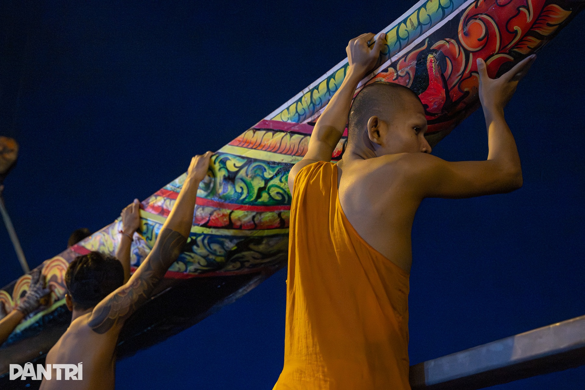 Xuyên đêm hạ thuỷ ghe ngo ở kênh Nhiêu Lộc, sẵn sàng cho lễ hội tại TPHCM - 6