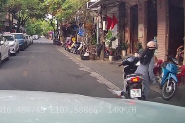 Cô gái không gạt chân chống, xe máy đổ kềnh "ăn vạ" ô tô