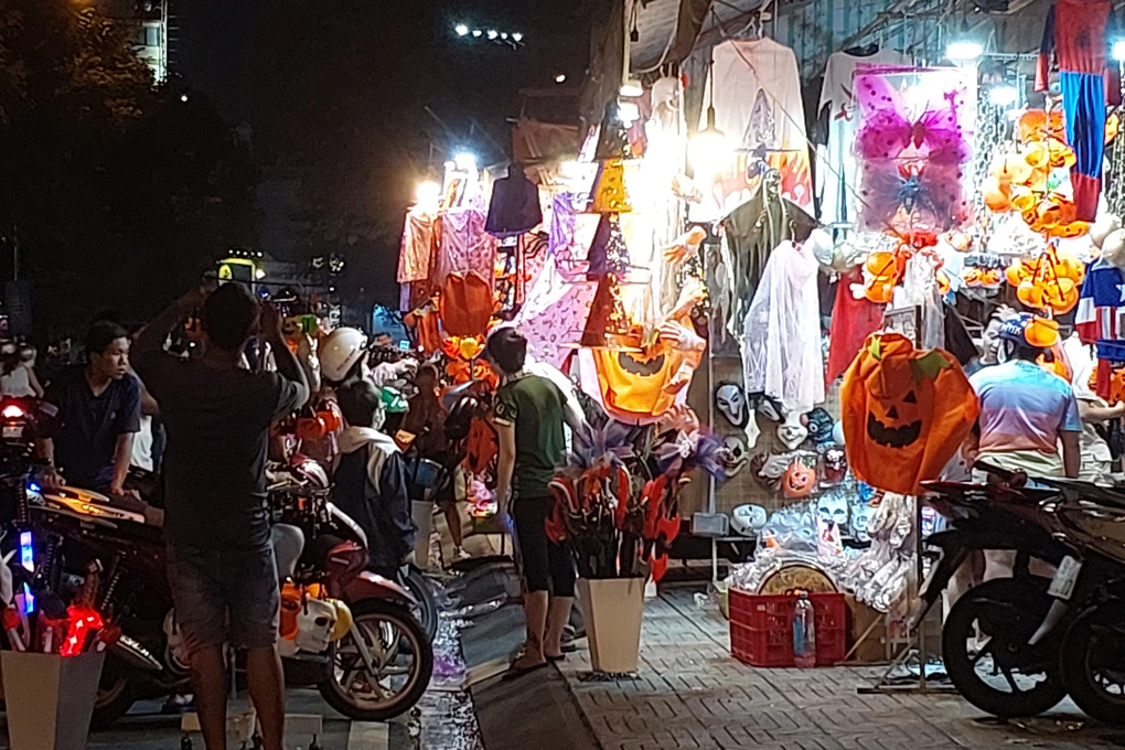 Doanh thu 4 triệu đồng/ngày, tiểu thương bán hàng Halloween vẫn than… ế - 1 Doanh thu 4 triệu đồng/ngày, tiểu thương bán hàng Halloween vẫn than… ế - 1