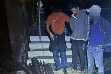 Tạm giữ hình sự 3 thanh niên cạy phá hơn 100 ngôi mộ lấy nhôm đi bán