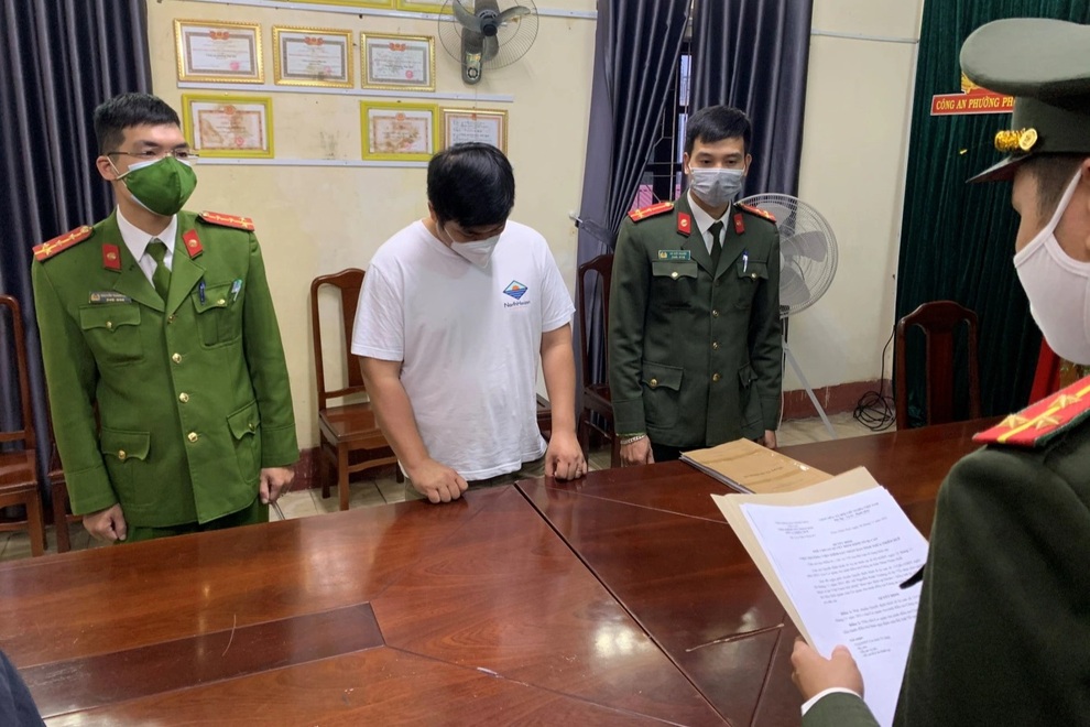 Bắt giữ đối tượng yểm trợ cho 4 người nước ngoài nhập cảnh trái phép - 2 Bắt giữ đối tượng yểm trợ cho 4 người nước ngoài nhập cảnh trái phép - 2