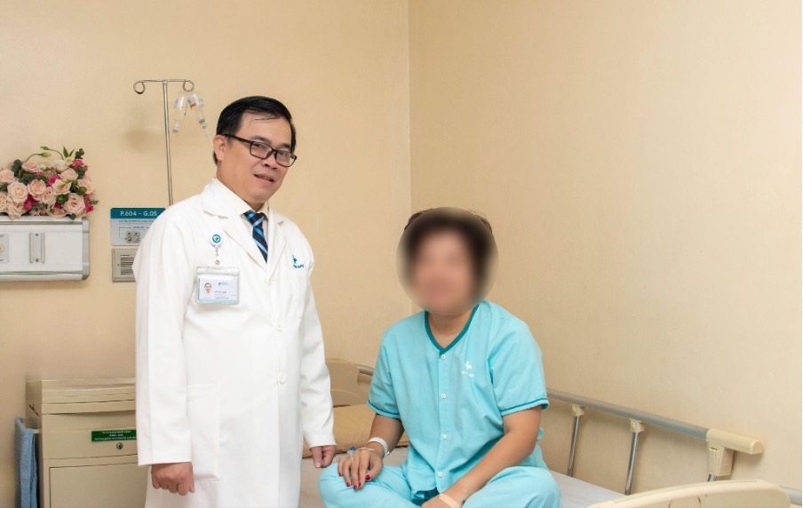 Bụng to bất thường, người phụ nữ phát hiện khối u xơ tử cung 12cm - 1