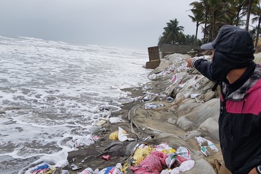 Bờ biển Cửa Đại lại bị sóng lớn tàn phá