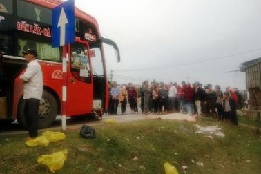 Hai vợ chồng tử nạn sát Tết khi đang sang đường đổ xăng