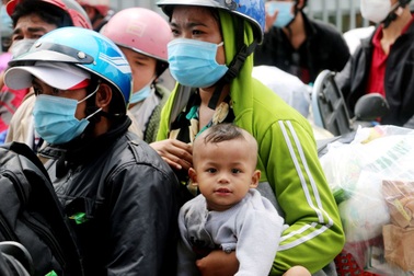 Hàng nghìn người dân "rồng rắn" đổ về An Giang