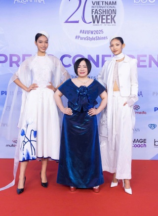 Á hậu Châu Anh trở lại thảm đỏ đầy quyến rũ sau khi được thăng hàm Trung úy - 11