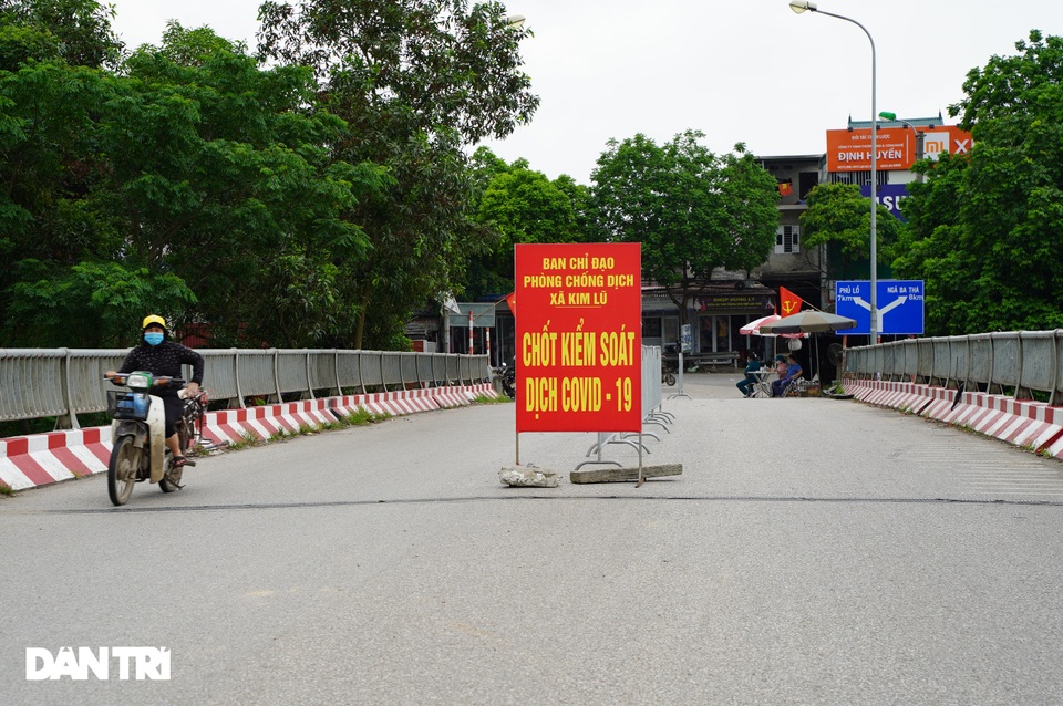 Muôn kiểu chốt chặn phòng dịch tại các ngả đường ở vùng giáp ranh Hà Nội - 11 Muôn kiểu chốt chặn phòng dịch tại các ngả đường ở vùng giáp ranh Hà Nội - 11