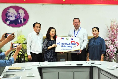 MM Mega Market Việt Nam tặng 20.000 khẩu trang cho bệnh viện Nhi đồng 1