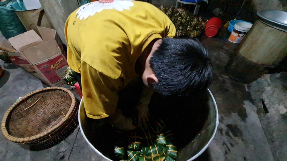 Ghi ở làng bánh chưng xanh thành Vinh thâu đêm phục vụ Tết - 9 Ghi ở làng bánh chưng xanh thành Vinh thâu đêm phục vụ Tết - 9