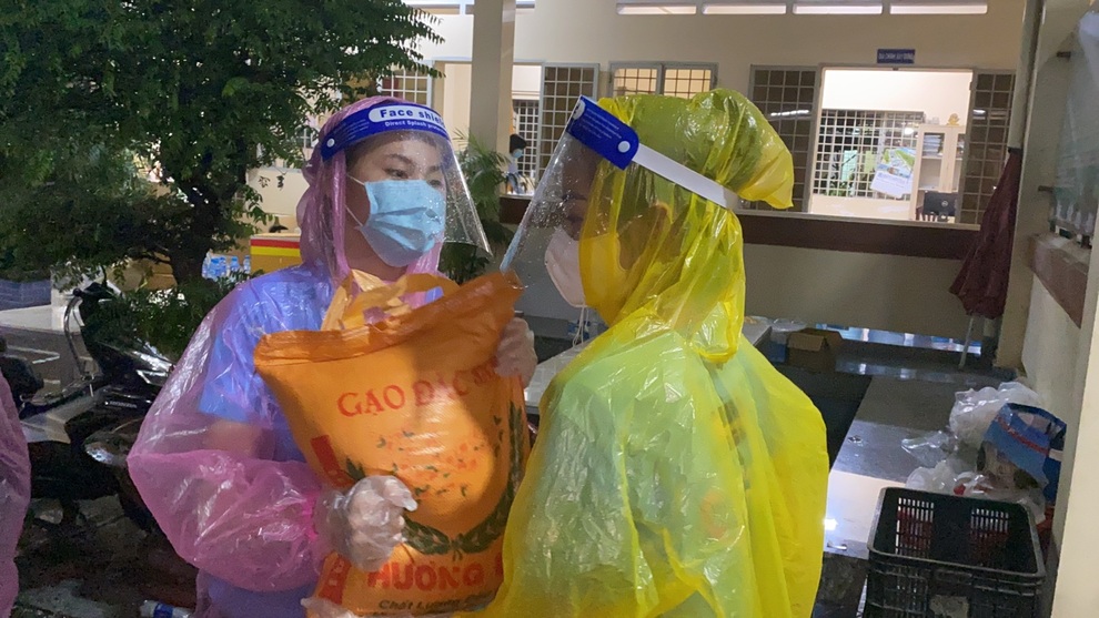 Kiều Loan, Mai Phương dầm mưa trong đêm chuyển lương thực đến khu cách ly - 6