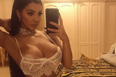 Người đẹp dao kéo khoe vòng một ngoại cỡ