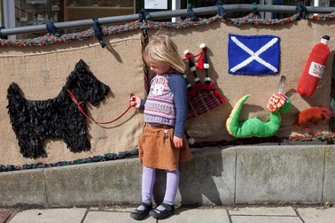 Cụ bà 104 móc len trang hoàng ba thị trấn