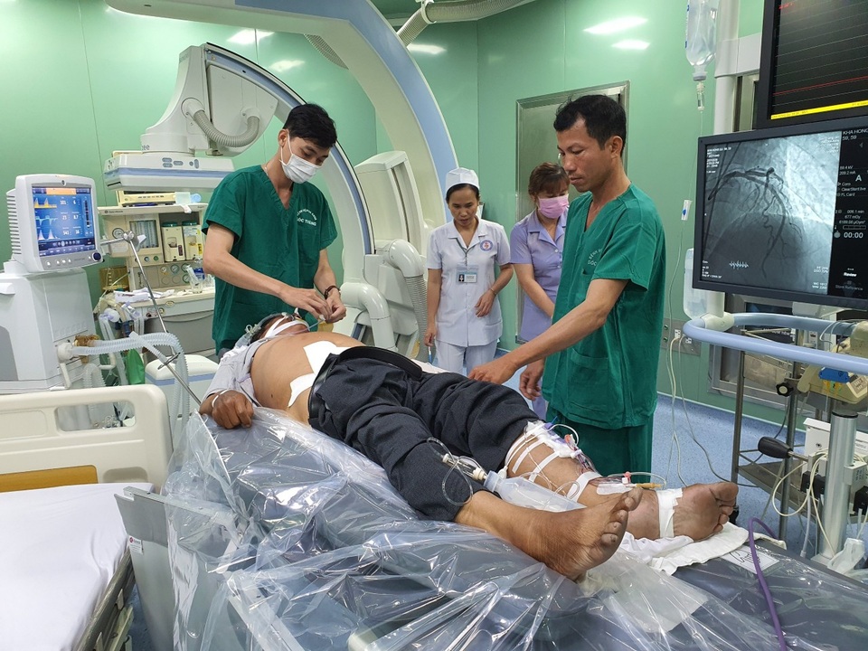 Cứu bệnh nhân chỉ còn cơ hội sống 5% trong ngày Thầy thuốc Việt Nam - 1 Cứu bệnh nhân chỉ còn cơ hội sống 5% trong ngày Thầy thuốc Việt Nam - 1