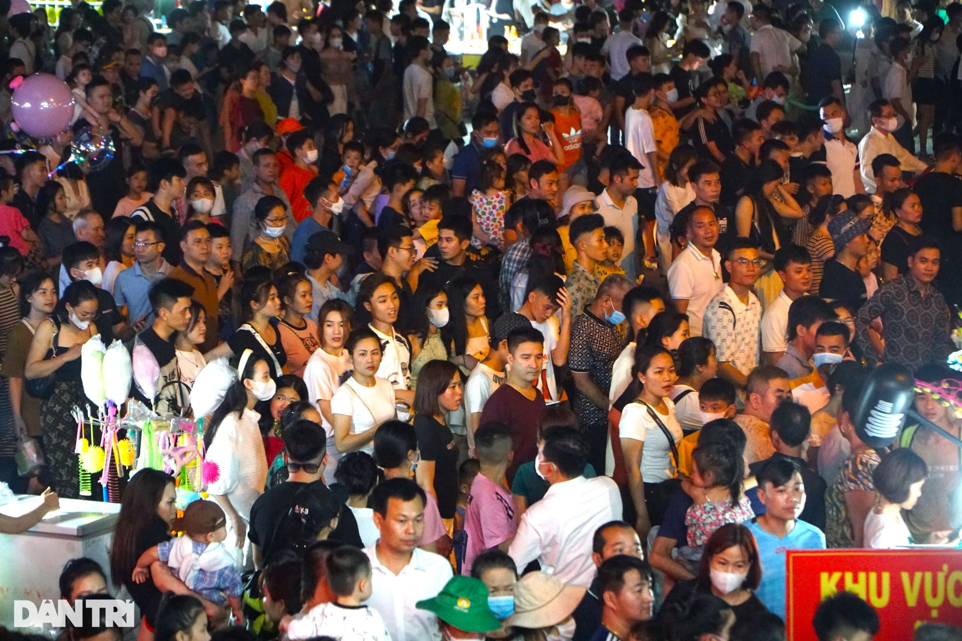 Biển người chen chân ở Sầm Sơn xem bắn pháo hoa - 12 Biển người chen chân ở Sầm Sơn xem bắn pháo hoa - 12