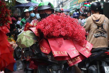 Người bán hoa mỏi tay "chốt đơn", lãi lớn với những bó... chục triệu đồng