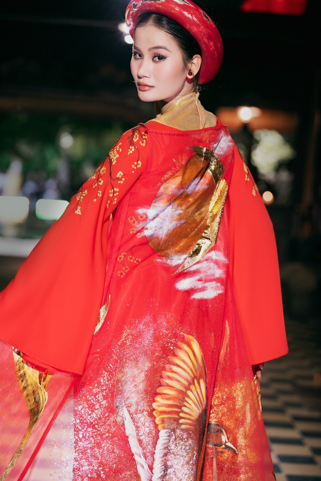 Minh Tú hóa nàng thơ, lơ lửng trên không trung gây ấn tượng - 6 Minh Tú hóa nàng thơ, lơ lửng trên không trung gây ấn tượng - 6