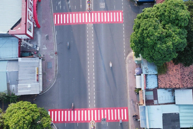 Vạch kẻ đường ở TPHCM được sơn phản quang đỏ: Luật nào quy định?