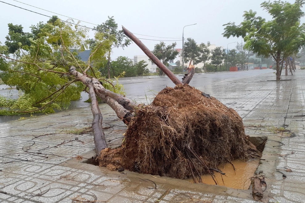 Mưa lốc, nước ngập băng đường, người dân chật vật chống đỡ - 13